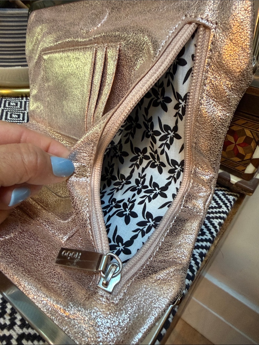Hobo Lauren Metallic Rose Gold Clutch Bag. Genuine Leather. - Picture 4 of 14